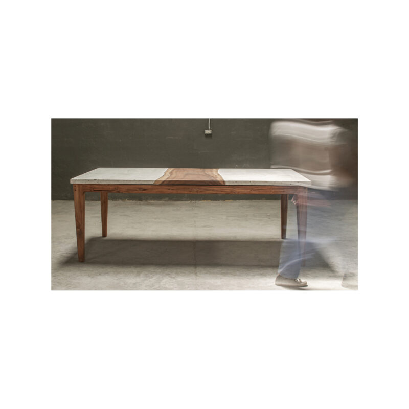 "Comedor de tope concreto con madera integrada a la superficie"