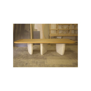 "Mesa de comedor con tope de madera natural y base de concreto"