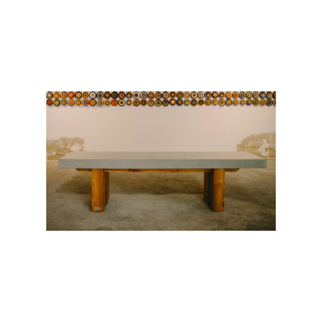 “Banco de concreto y madera hecho a mano en República Dominicana”