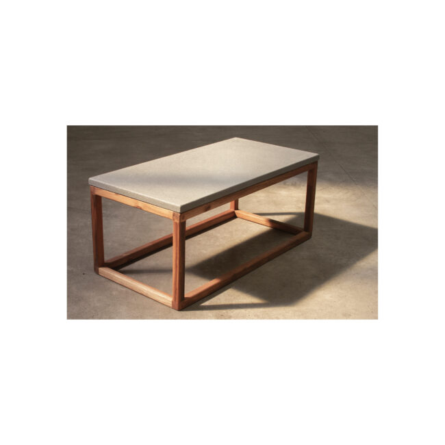 “Mesa artesanal en concreto y madera tropical”