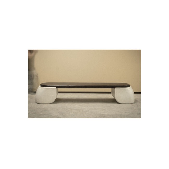 Banco BAO de GOLA Home, con estructura en concreto blanco y asiento largo en madera quemada, pieza de diseño contemporáneo.